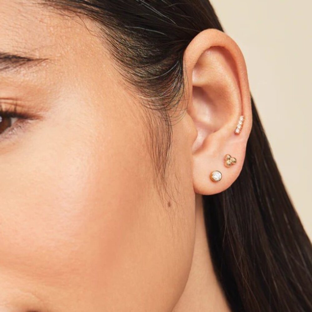 MEJURI - Piercing Studio - Solo Diamond Flat Back Stud - 14K Yellow Gold - Picture 4 of 7